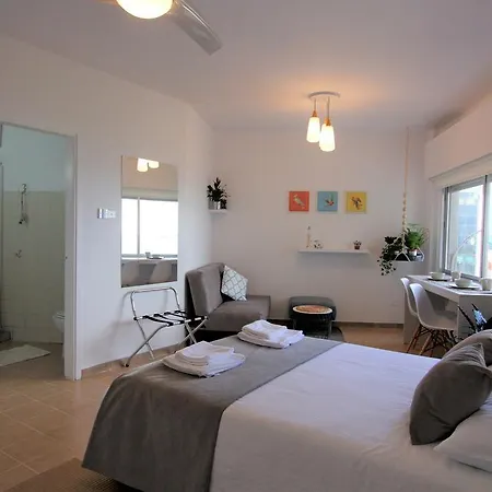 Studio With Sea View In City Centre Апартаменты *